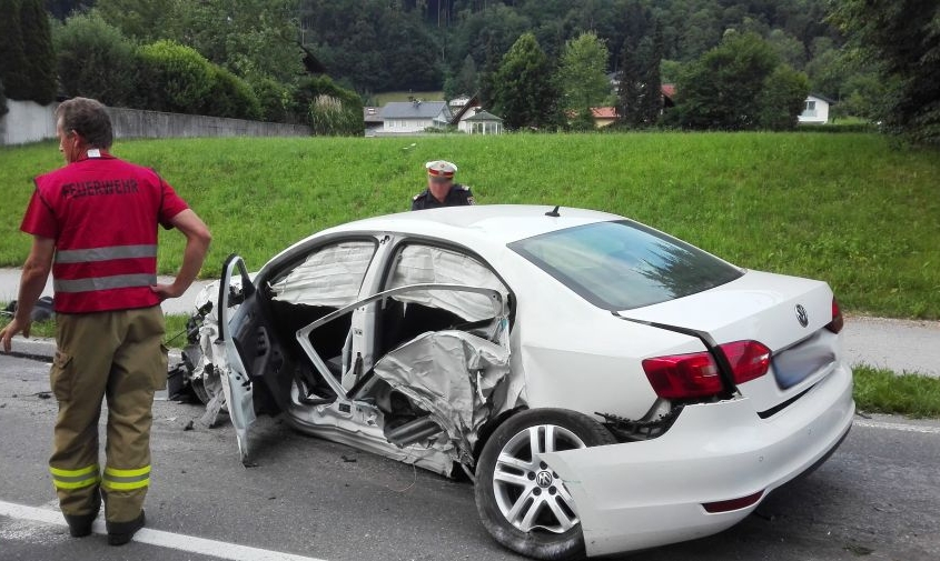 Aufräumen nach VU - Halleiner Landesstraße