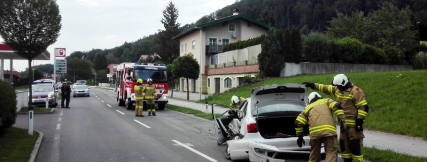 Aufräumen nach VU - Halleiner Landesstraße