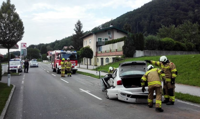 Aufräumen nach VU - Halleiner Landesstraße