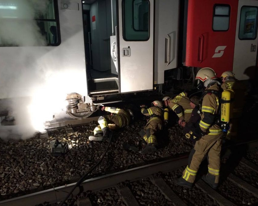 Brand eines Regionalzuges am Bahnhof Salzburg Süd