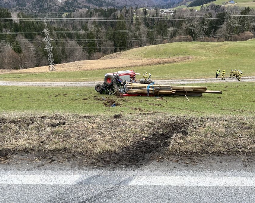 Traktor abgestürzt in Vorderfager