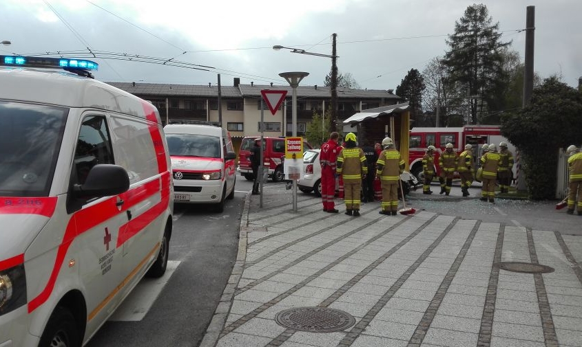 Aufräumen nach VU Kreisverkehr Glasenbach