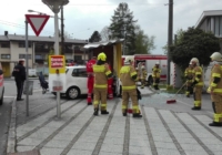 Aufräumen nach VU Kreisverkehr Glasenbach