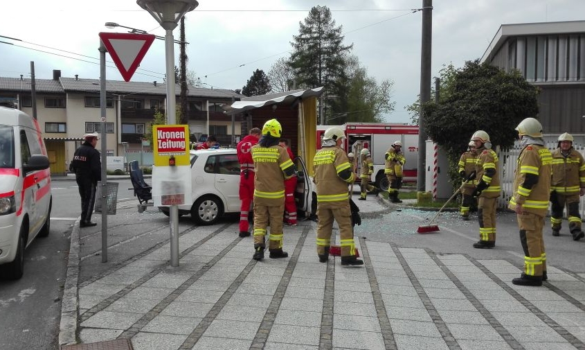 Aufräumen nach VU Kreisverkehr Glasenbach