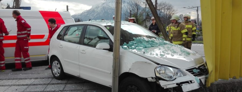 Aufräumen nach VU Kreisverkehr Glasenbach