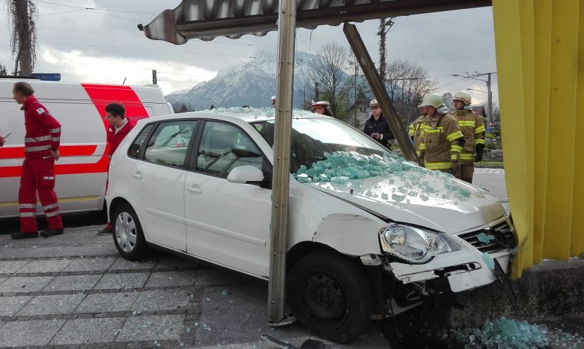 Aufräumen nach VU Kreisverkehr Glasenbach