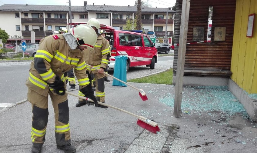 Aufräumen nach VU Kreisverkehr Glasenbach