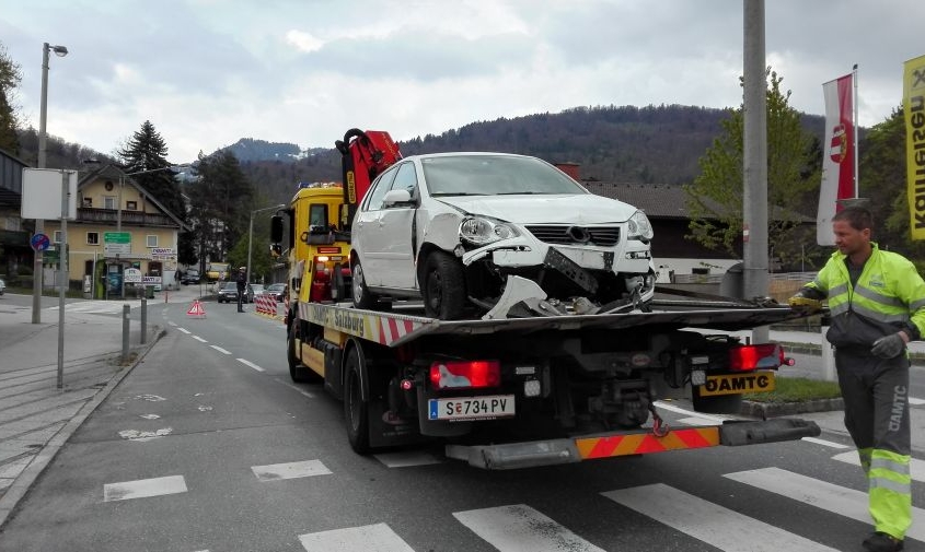 Aufräumen nach VU Kreisverkehr Glasenbach