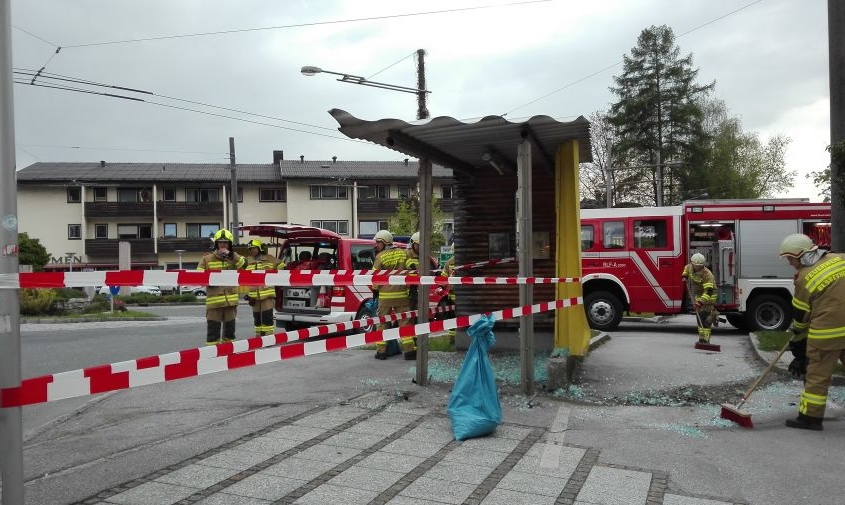 Aufräumen nach VU Kreisverkehr Glasenbach