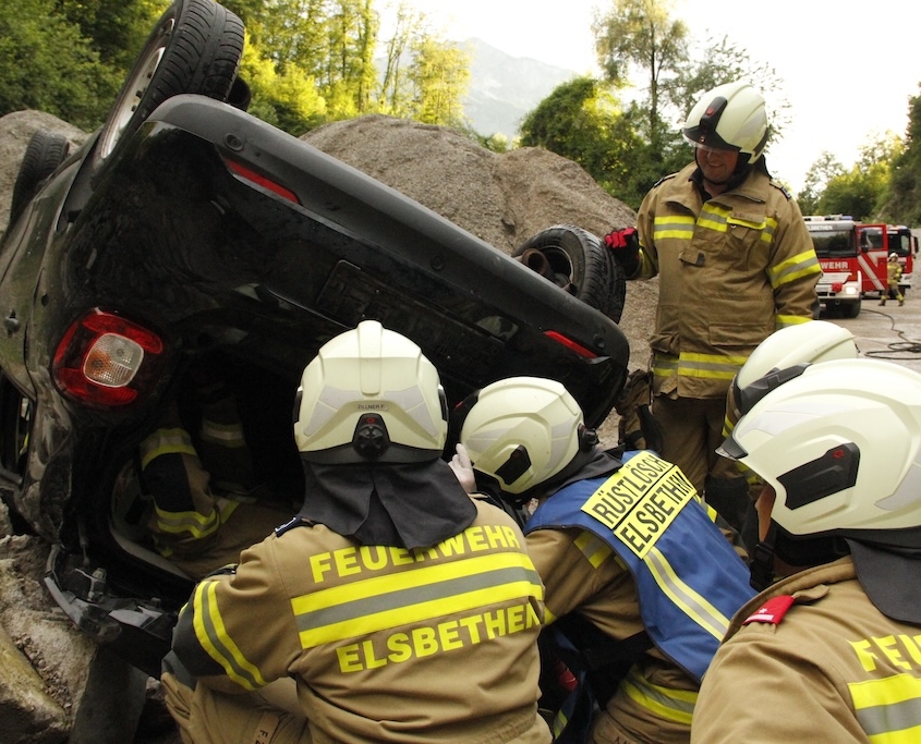 Übung Verkehrsunfall mit LKW