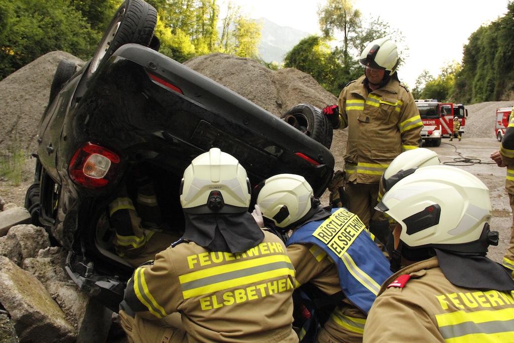 Übung Verkehrsunfall mit LKW